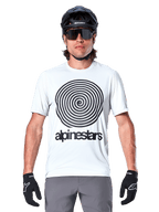 Koszulka Alpinestars A-Dura Oscar z krótkim rękawem, kolor White Dove, z dużą czarną spiralną grafiką Oscar vintage i napisem alpinestars na piersi, noszona przez modela w czarnym kasku MTB, okularach przeciwsłonecznych i czarnych rękawiczkach, rowerowy styl heritage
