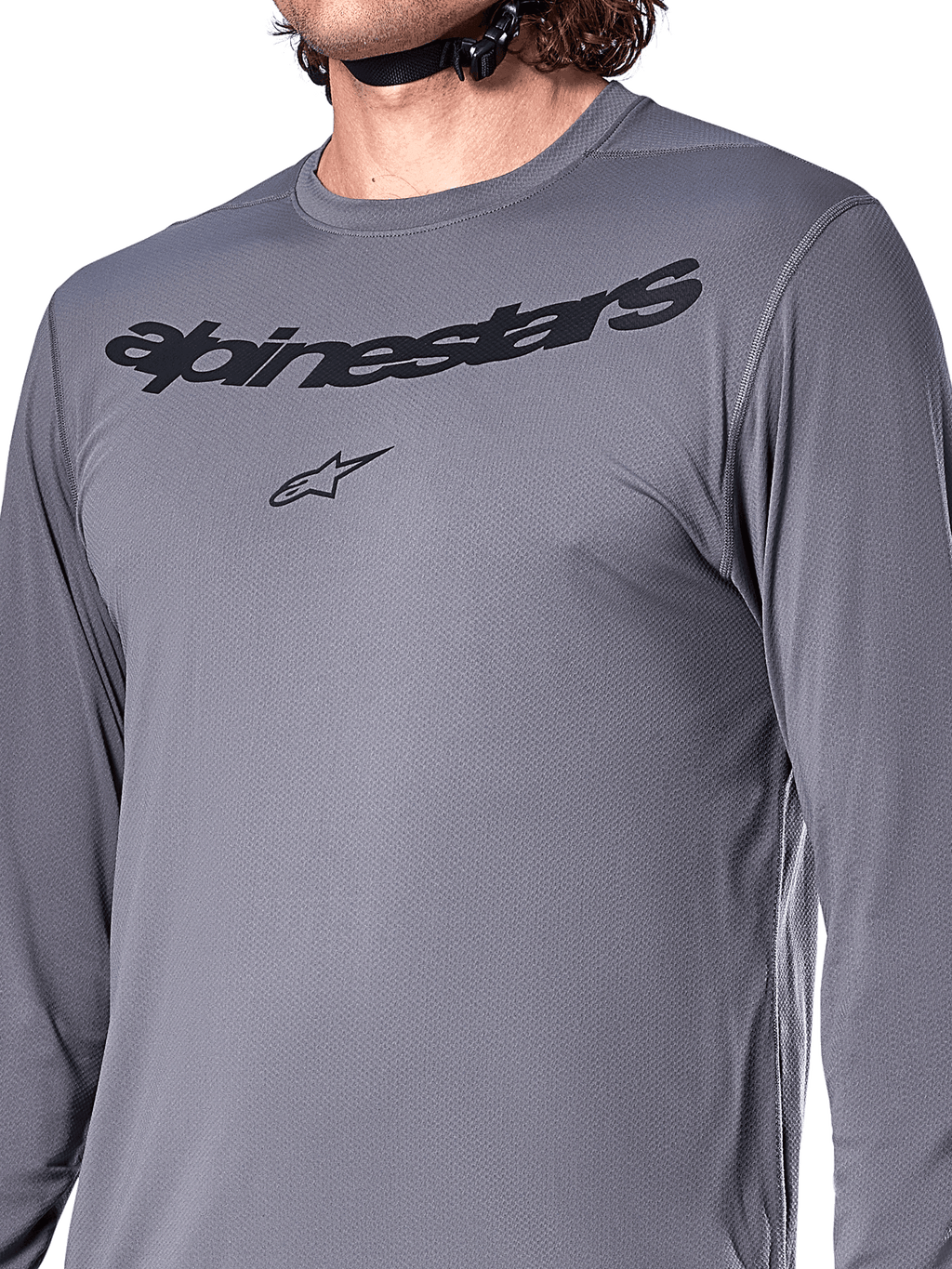 Alpinestars A-Dura Rocker Long Sleeve Jersey, ciemnoszary, zbliżenie na klatkę piersiową z czarnym napisem Alpinestars i logo gwiazdy, żakardowy materiał poliestrowo-spandexowy, wyczynowa odzież na rower górski