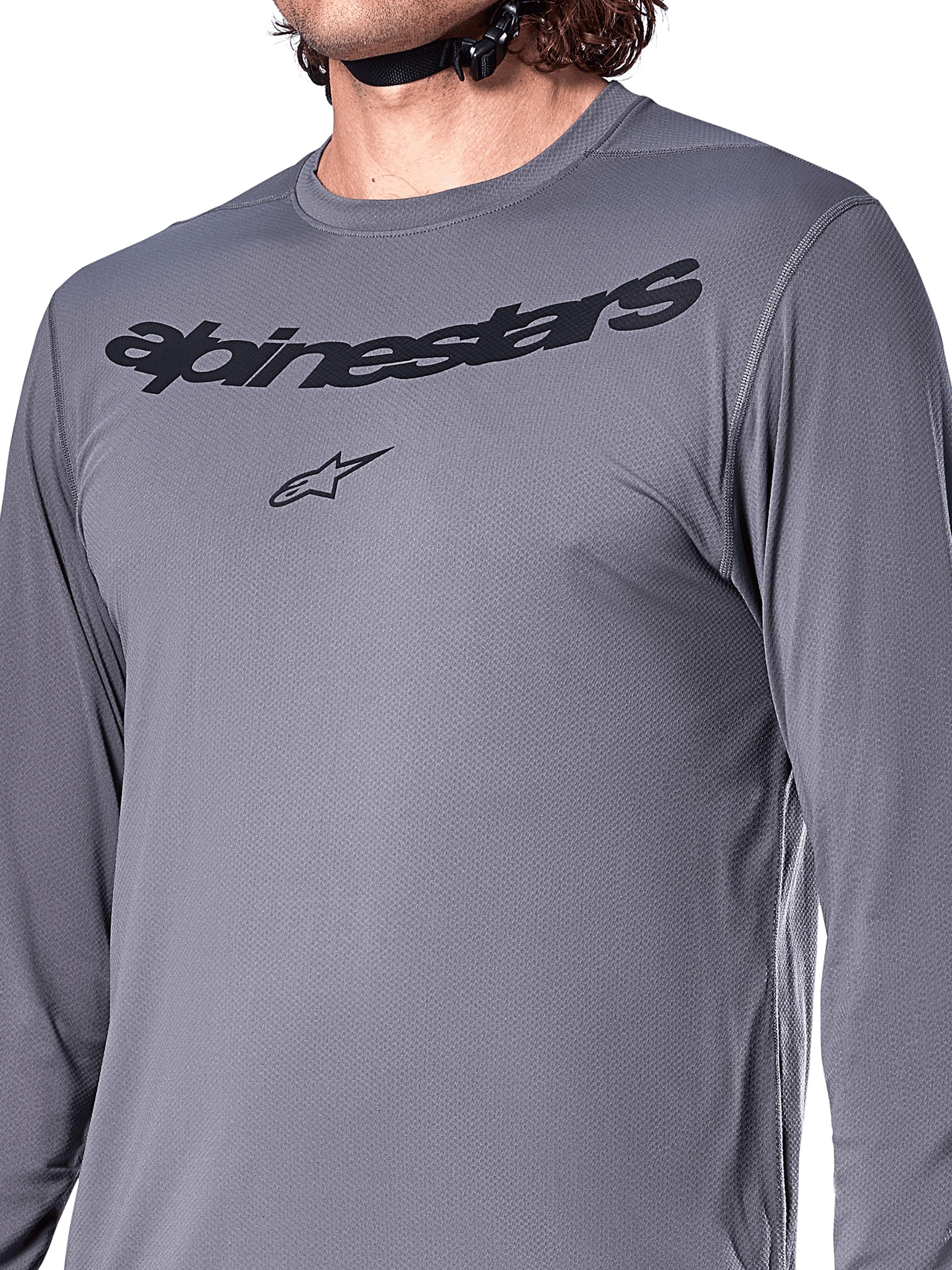 Alpinestars A-Dura Rocker Long Sleeve Jersey, ciemnoszary, zbliżenie na klatkę piersiową z czarnym napisem Alpinestars i logo gwiazdy, żakardowy materiał poliestrowo-spandexowy, wyczynowa odzież na rower górski