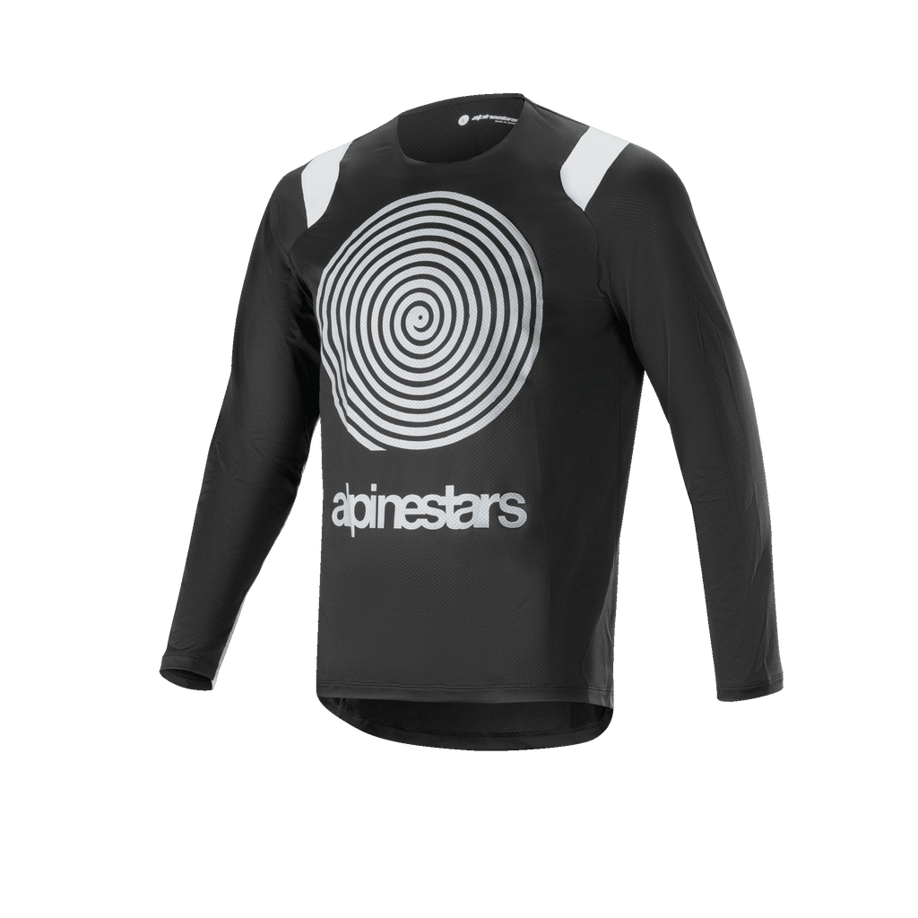 Alpinestars A-Supra Oscar Long Sleeve Jersey, czarna koszulka rowerowa z długim rękawem, z dużą białą spiralną grafiką Oscar na klatce piersiowej, białe akcenty na ramionach, logo Alpinestars, lekka i przewiewna konstrukcja do jazdy MTB gravity