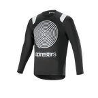 Alpinestars A-Supra Oscar Long Sleeve Jersey, czarna koszulka rowerowa z długim rękawem, z dużą białą spiralną grafiką Oscar na klatce piersiowej, białe akcenty na ramionach, logo Alpinestars, lekka i przewiewna konstrukcja do jazdy MTB gravity