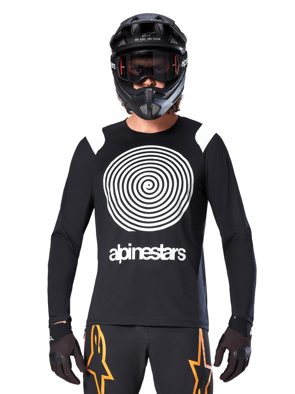 Alpinestars A-Supra Oscar Long Sleeve Jersey, czarna koszulka z długim rękawem, biała spiralna grafika i akcenty na ramionach, noszona przez rowerzystę w czarnym kasku full-face i goglach, czarno-pomarańczowe spodnie, wyczynowa odzież do jazdy MTB gravity
