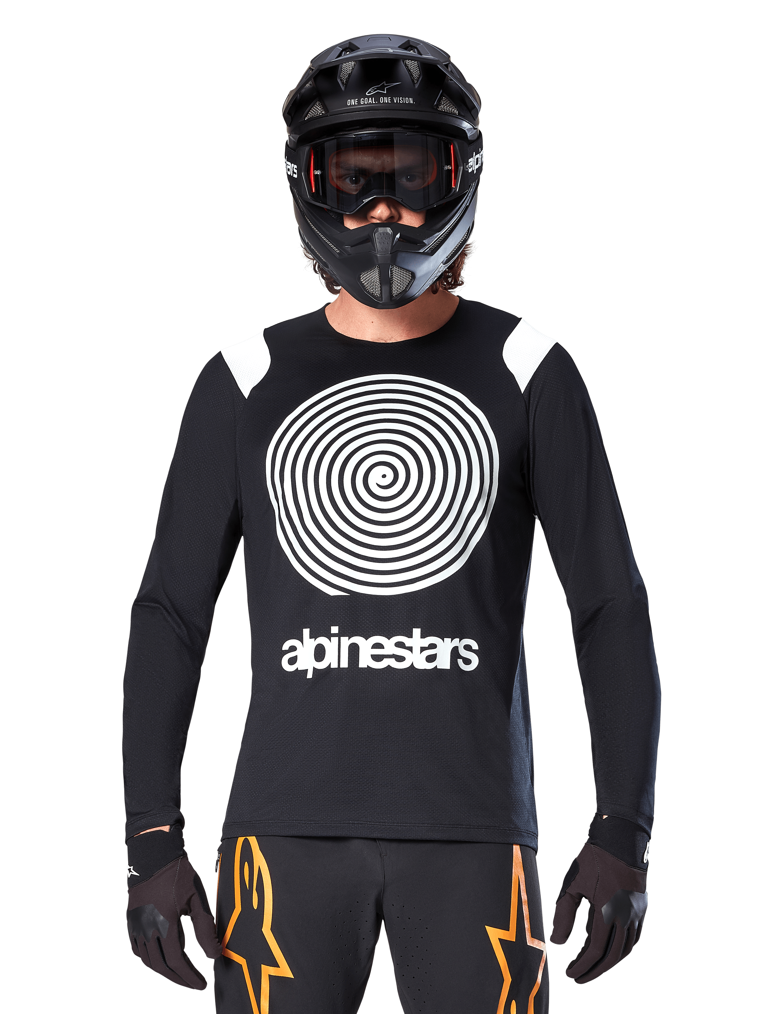 Alpinestars A-Supra Oscar Long Sleeve Jersey, czarna koszulka z długim rękawem, biała spiralna grafika i akcenty na ramionach, noszona przez rowerzystę w czarnym kasku full-face i goglach, czarno-pomarańczowe spodnie, wyczynowa odzież do jazdy MTB gravity