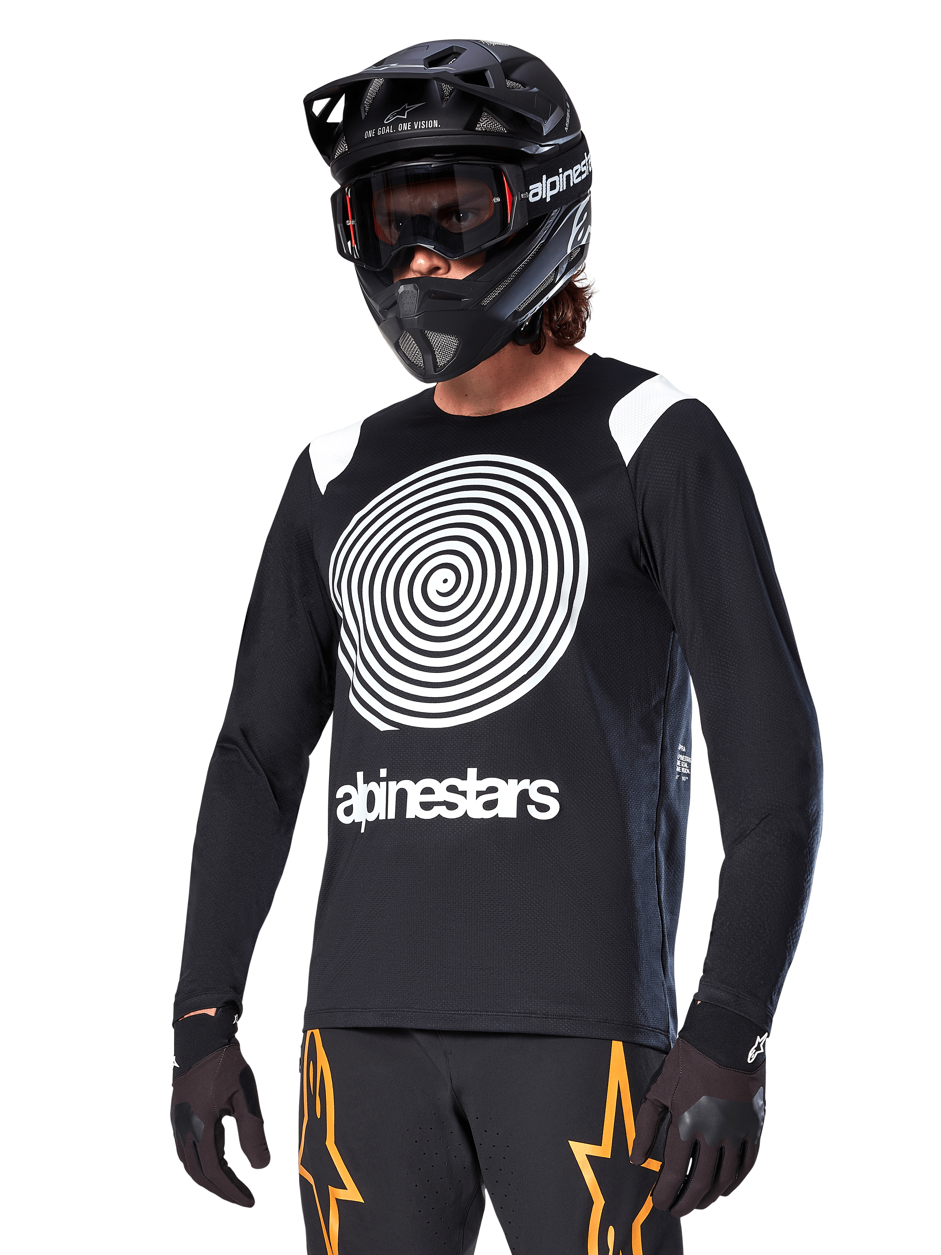 Alpinestars A-Supra Oscar Long Sleeve Jersey, koszulka rowerowa MTB, czarno-biała, z wyrazistym białym spiralnym wzorem i logo Alpinestars na klatce piersiowej, noszona z czarnym kaskiem full-face i goglami, profesjonalna odzież do kolarstwa górskiego