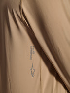 Alpinestars A-Dura Astar Long Sleeve Jersey, rowerowa koszulka MTB, brązowa, zbliżenie pokazujące teksturę tkaniny żakardowej, nadrukowane logo Astars i logotyp A-Dura, techniczna odzież do kolarstwa górskiego