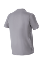 Alpinestars A-Dura Astar Short Sleeve Jersey, ciemnoszara koszulka rowerowa MTB, widok z tyłu, przedłużony tył, subtelne logo z boku, żakardowa tekstura poprawiająca wydajność podczas jazdy