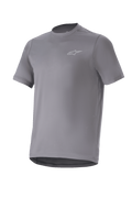 Alpinestars A-Dura Astar Jersey, koszulka rowerowa z krótkim rękawem, ciemnoszara, małe srebrne logo na piersi, okrągły dekolt i przedłużony tył, materiał odprowadzający wilgoć, jazda po szlakach MTB