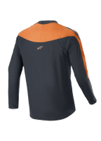 Alpinestars A-Supra Race Jersey - Long Sleeve, koszulka MTB, czarno-pomarańczowa, widok z tyłu pokazujący pomarańczowe panele na ramionach i rękawach, małe logo Alpinestars w górnej części pleców, przedłużony tył zapewniający osłonę podczas jazdy na rowerze