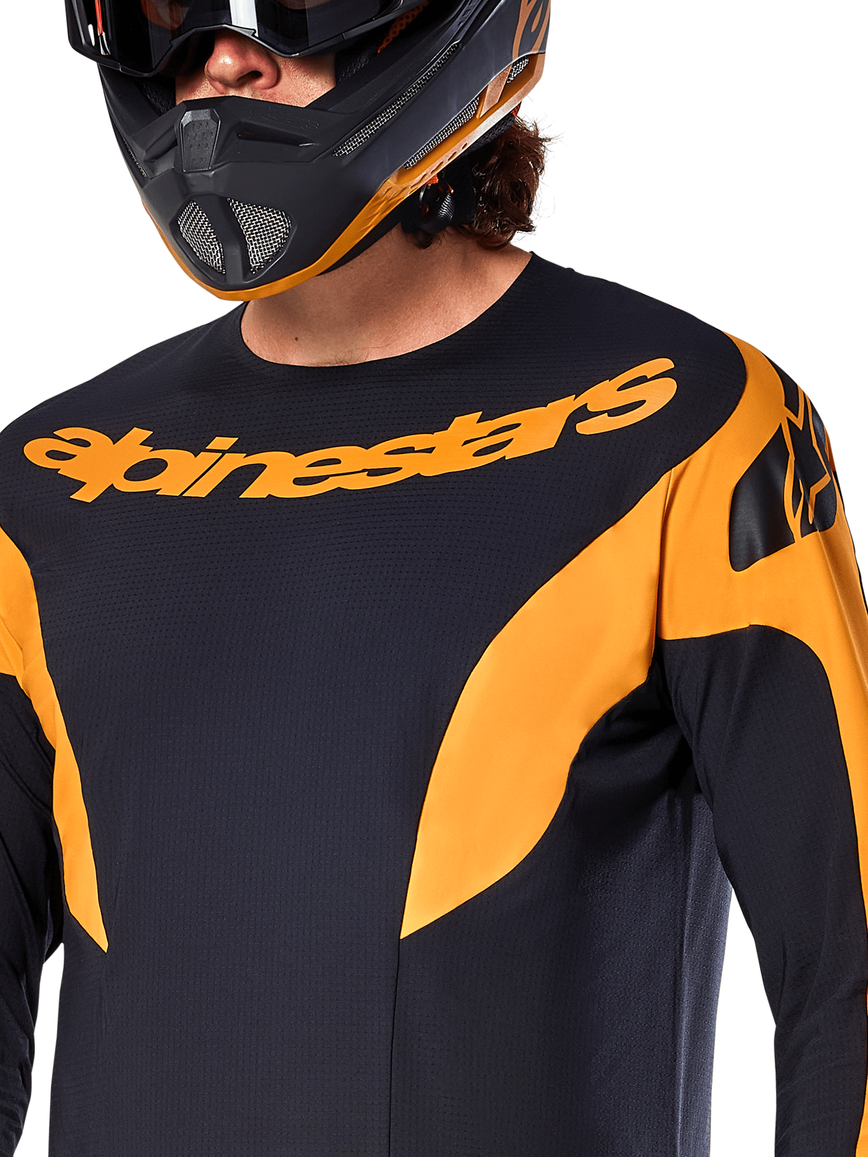 Koszulka Alpinestars A-Supra Race Jersey z długim rękawem, czarna z pomarańczowymi panelami graficznymi, duży pomarańczowy napis Alpinestars na klatce piersiowej, prezentowana na zawodniku w dopasowanym czarno-pomarańczowym kasku typu full-face, profesjonalna odzież wyścigowa MTB