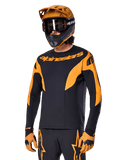 Alpinestars A-Supra Race Jersey - Long Sleeve, koszulka rowerowa MTB, czarno-pomarańczowa, noszona z dopasowanym kaskiem i rękawiczkami, z logo Alpinestars na piersi i stylizowanymi akcentami na rękawach, sportowy krój do wyścigów terenowych