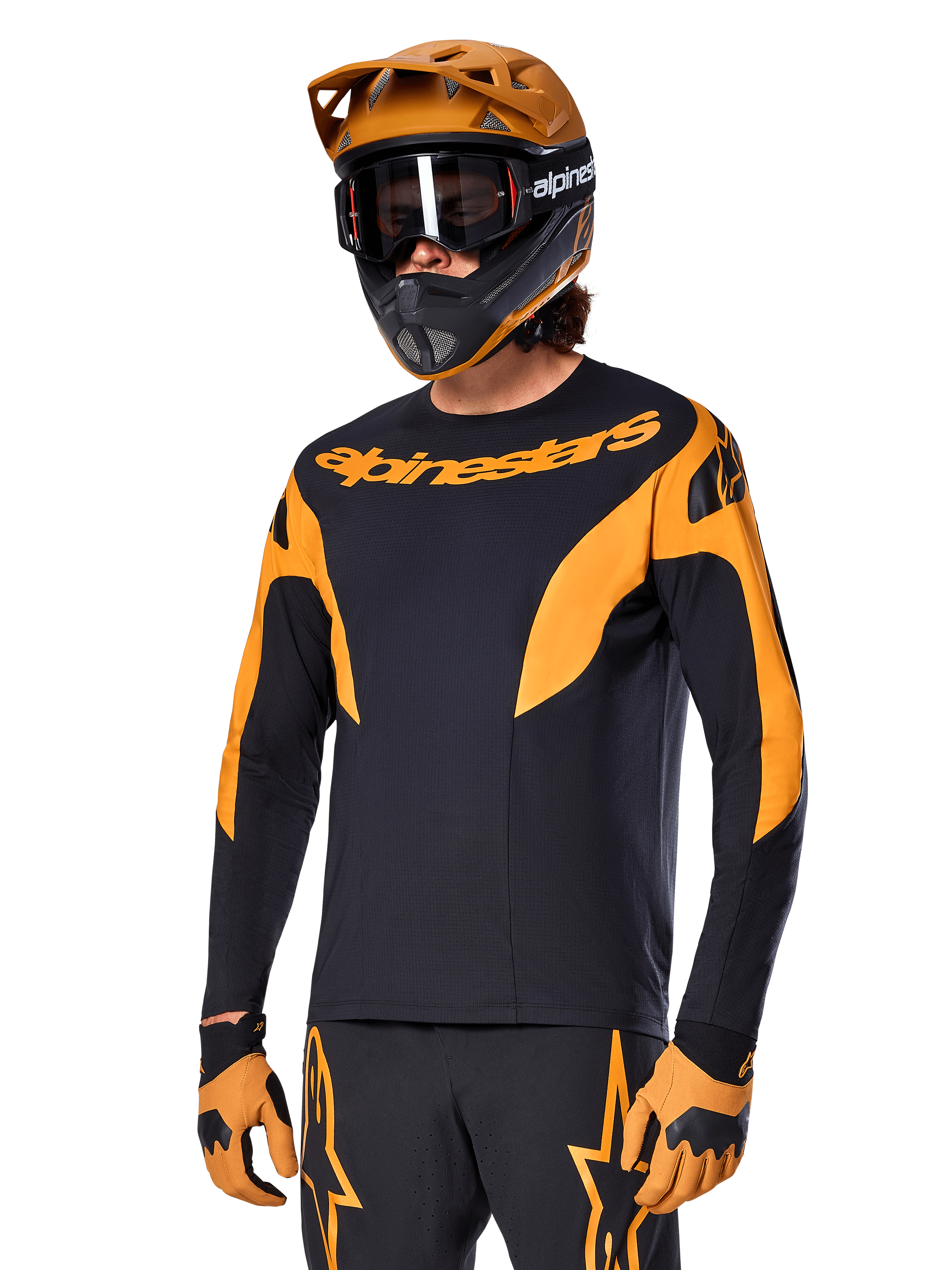Alpinestars A-Supra Race Jersey - Long Sleeve, koszulka rowerowa MTB, czarno-pomarańczowa, noszona z dopasowanym kaskiem i rękawiczkami, z logo Alpinestars na piersi i stylizowanymi akcentami na rękawach, sportowy krój do wyścigów terenowych