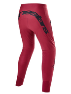 Alpinestars A-Supra Race Pants, bordowe, widok z tyłu z dużym czarnym napisem na tylnym karczku, zwężane wyścigowe spodnie MTB o sportowym kroju, techniczna konstrukcja do kolarstwa terenowego