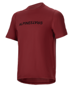 Alpinestars A-Dura Switch Jersey, koszulka MTB z krótkim rękawem, bordowa, czarne logo na piersi, lekka, odprowadzająca wilgoć tkanina, okrągły dekolt i przedłużony tył, zaprojektowana do jazdy terenowej