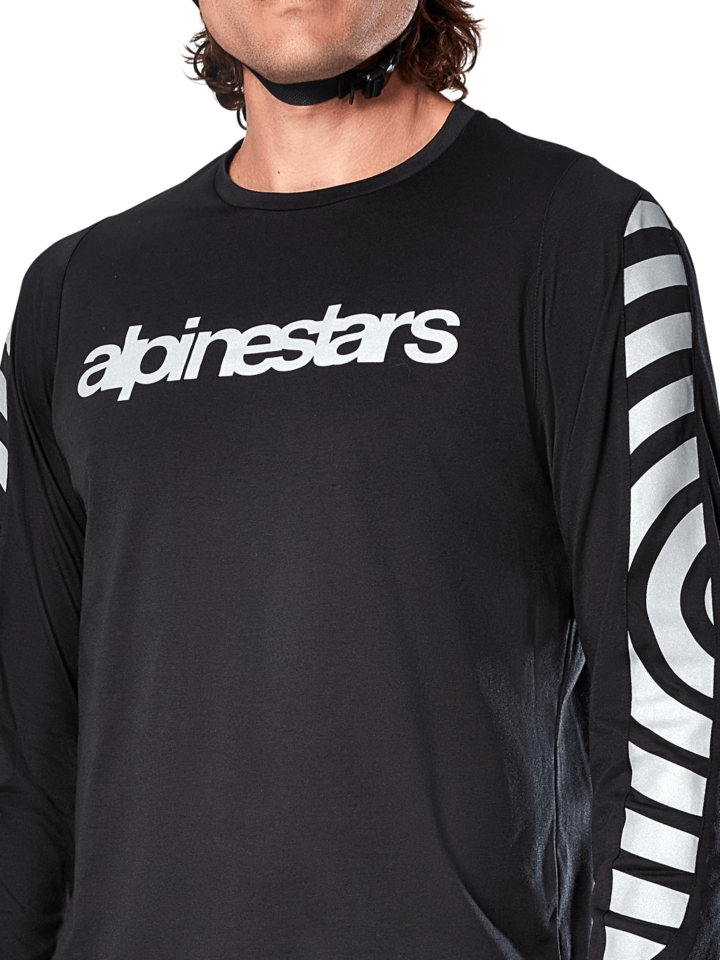 Alpinestars A-Dura Dri Oscar Long Sleeve Jersey, Black Reflective, koszulka rowerowa z długim rękawem, widok z bliska na białe logo Alpinestars na klatce piersiowej i odblaskowe koliste grafiki na rękawach, techniczna odzież do jazdy MTB