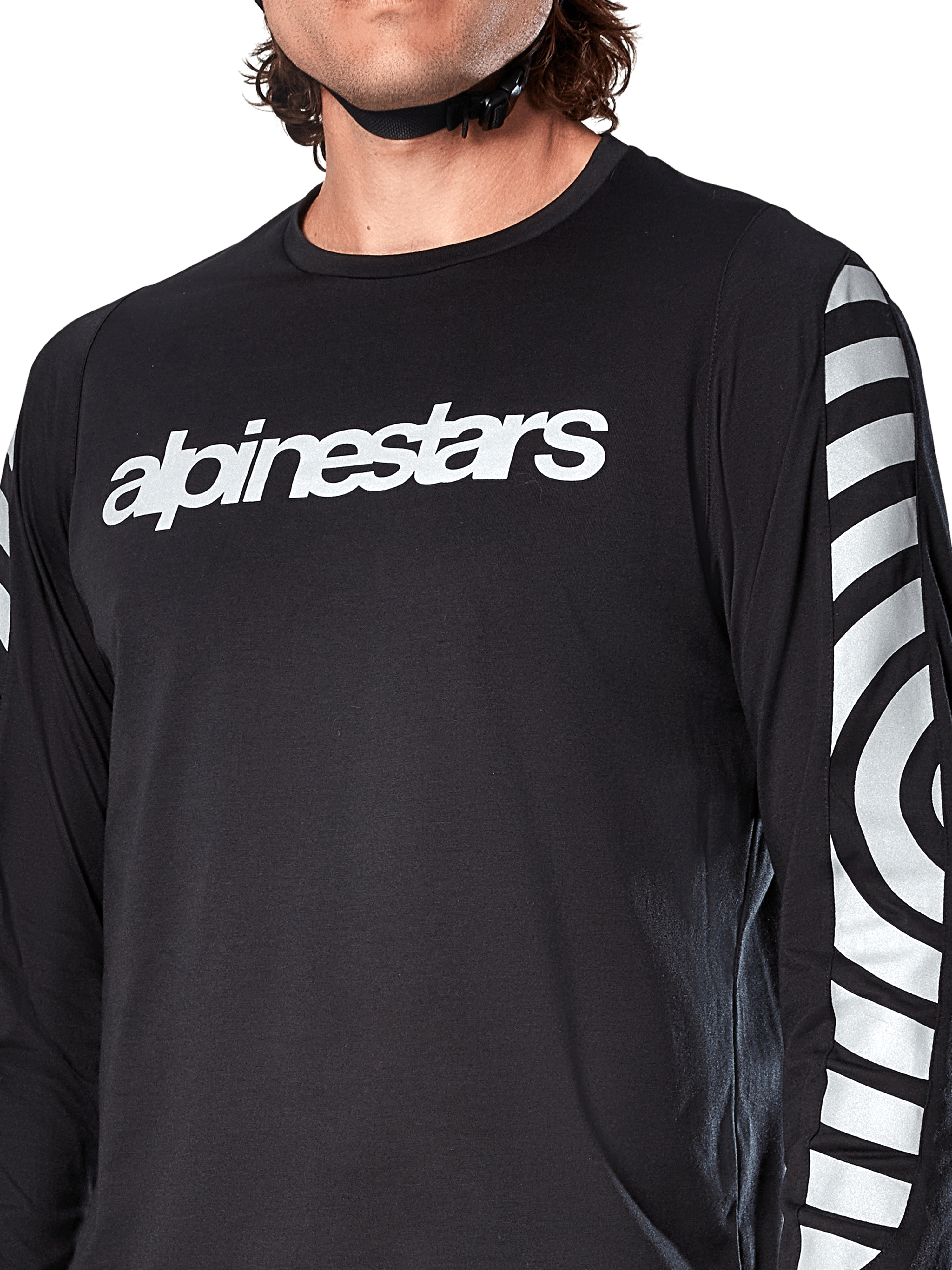 Alpinestars A-Dura Dri Oscar Long Sleeve Jersey, Black Reflective, koszulka rowerowa z długim rękawem, widok z bliska na białe logo Alpinestars na klatce piersiowej i odblaskowe koliste grafiki na rękawach, techniczna odzież do jazdy MTB