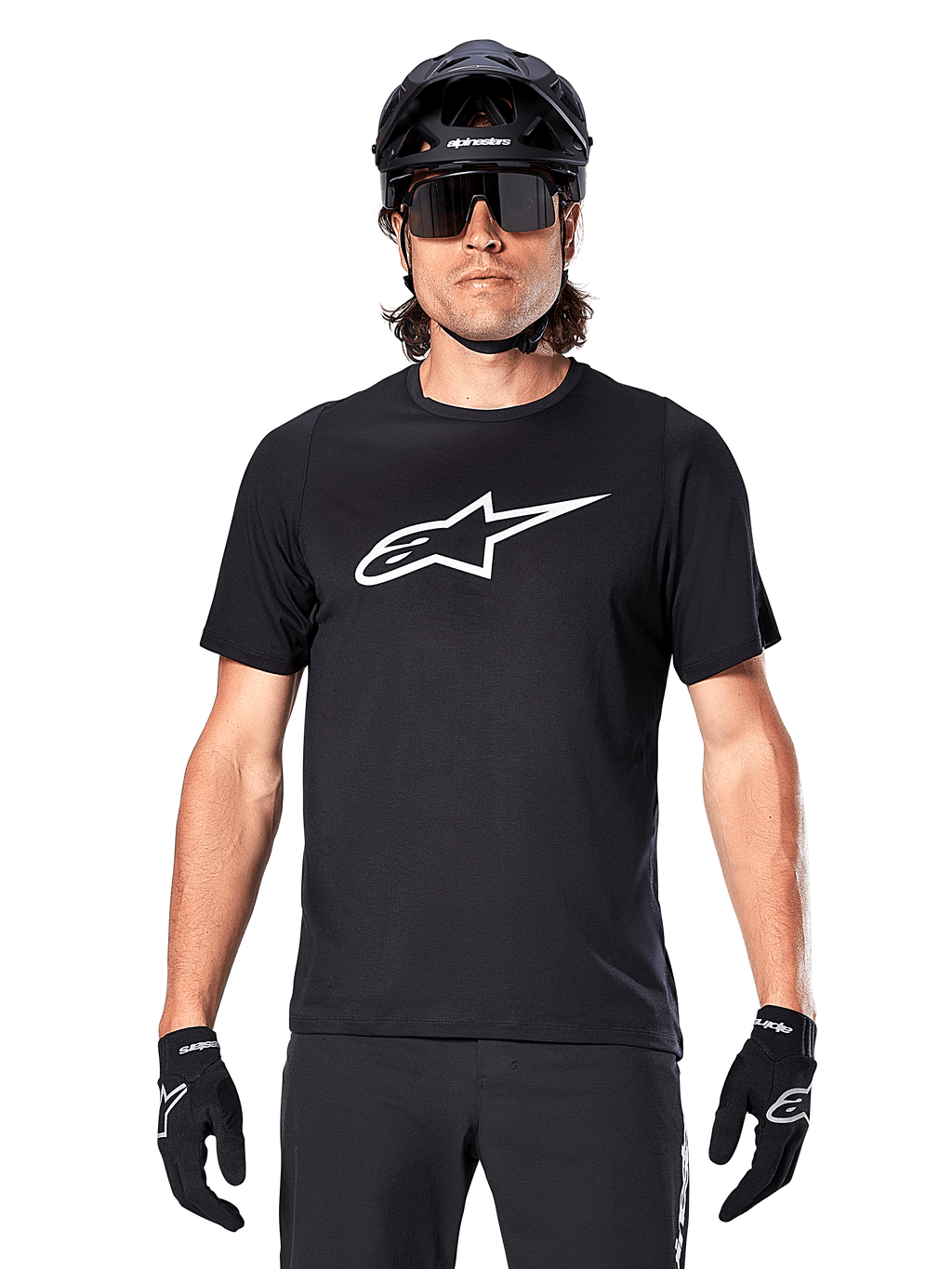 Alpinestars A-Dura Dri Oscar Jersey - Short Sleeve, Black Reflective, koszulka z krótkim rękawem noszona z czarnym kaskiem MTB, okularami przeciwsłonecznymi i rękawiczkami, z wyraźnym białym logo na piersi, odzież wyczynowa do kolarstwa górskiego