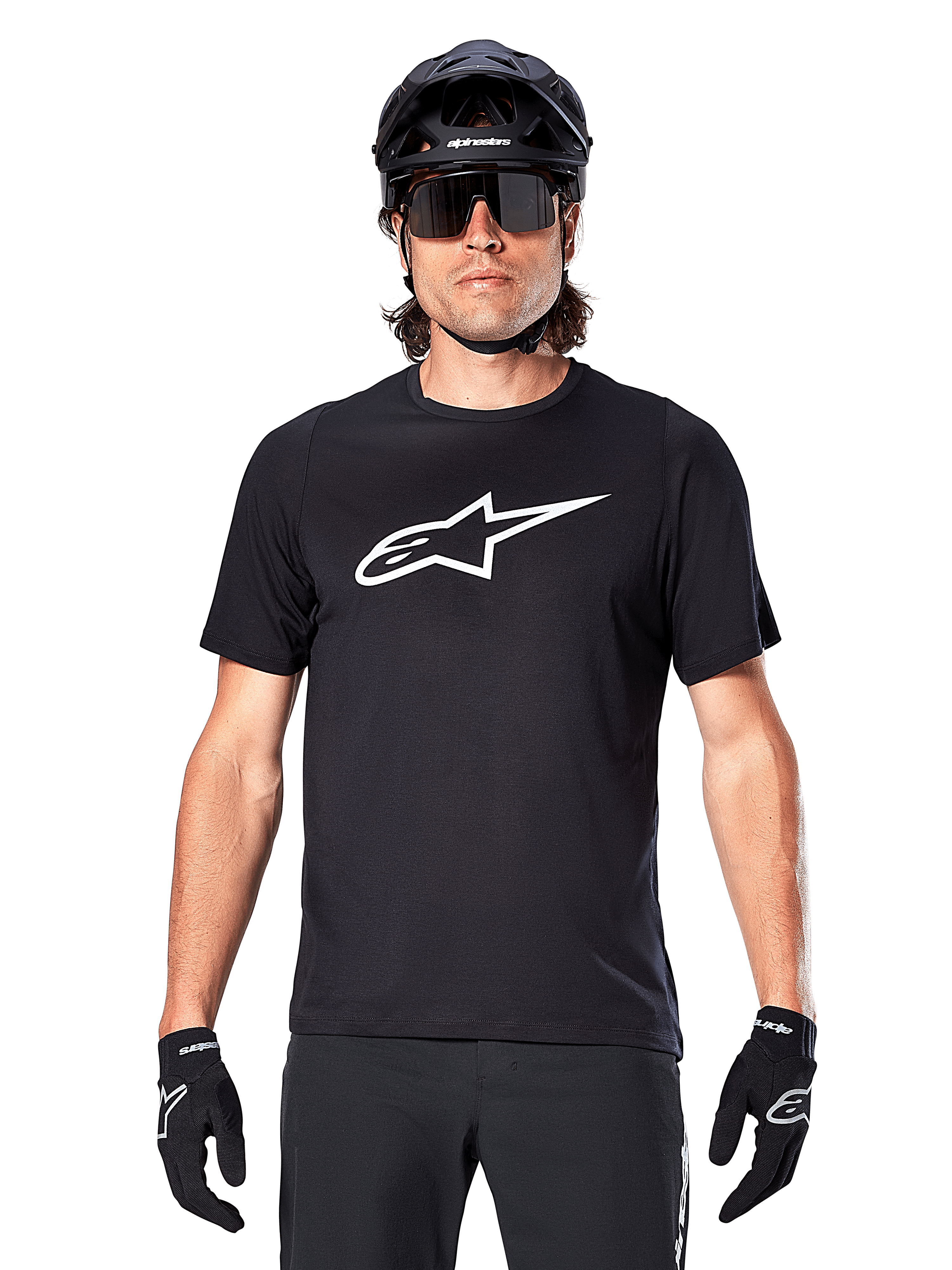 Alpinestars A-Dura Dri Oscar Jersey - Short Sleeve, Black Reflective, koszulka z krótkim rękawem noszona z czarnym kaskiem MTB, okularami przeciwsłonecznymi i rękawiczkami, z wyraźnym białym logo na piersi, odzież wyczynowa do kolarstwa górskiego