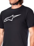 Alpinestars A-Dura Dri Oscar Jersey, koszulka MTB z krótkim rękawem, czarna odblaskowa (Black Reflective), duże białe logo Alpinestars na klatce piersiowej, techniczny materiał odprowadzający wilgoć do jazdy na rowerze górskim