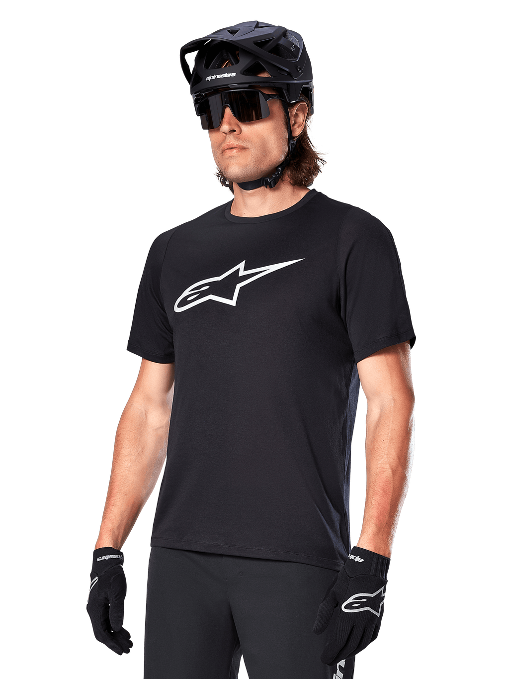 Alpinestars A-Dura Dri Oscar Jersey, koszulka rowerowa MTB z krótkim rękawem, czarna z białym logo, techniczny materiał odprowadzający wilgoć, noszona z czarnym kaskiem, okularami przeciwsłonecznymi i rękawiczkami