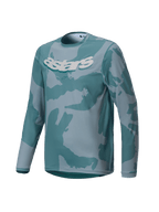Alpinestars Youth A-Dura Hollow Camo Jersey, koszulka MTB z długim rękawem, kamuflaż Silver Pine z turkusowymi i szarymi wzorami, biała grafika astars na klatce piersiowej, funkcjonalny materiał do jazdy trailowej dla młodzieży