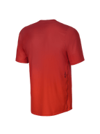 Alpinestars Youth A-Dura Rise Short Sleeve Jersey, widok z tyłu, pomarańczowa (Spicy Orange) młodzieżowa koszulka z krótkim rękawem, żakardowa struktura materiału, małe czarne logo Astars na boku, przedłużony tył dla lepszej osłony podczas jazdy MTB