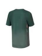 Alpinestars Youth A-Dura Rise Jersey, młodzieżowa koszulka MTB z krótkim rękawem, kolor Silver Pine (ciemnozielony), widok z tyłu z pionowym logo A-DURA i Astars na boku, przedłużony tył, techniczny materiał odprowadzający wilgoć
