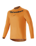 Alpinestars Youth A-Dura Rocker Long Sleeve Jersey, młodzieżowa koszulka rowerowa z długim rękawem w kolorze ciemnego złota, czarny napis i logo na piersi, okrągły dekolt, przedłużony tył, lekka odzież MTB