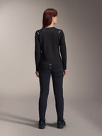 Alpinestars Stella A-Dura Thermal Jersey, damska koszulka rowerowa, widok z tyłu, czarna, ocieplany polar, długi rękaw, zestawiona z czarnymi spodniami i butami, logo A-Dura na dole pleców, odblaskowe detale na ramionach, przeznaczona do jazdy MTB