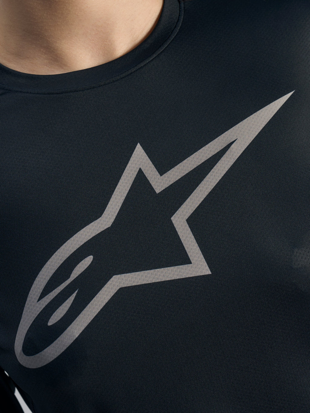 Szare logo Alpinestars na czarnej koszulce Stella A-Dura Ride LS, damski żakardowy materiał do jazdy MTB.