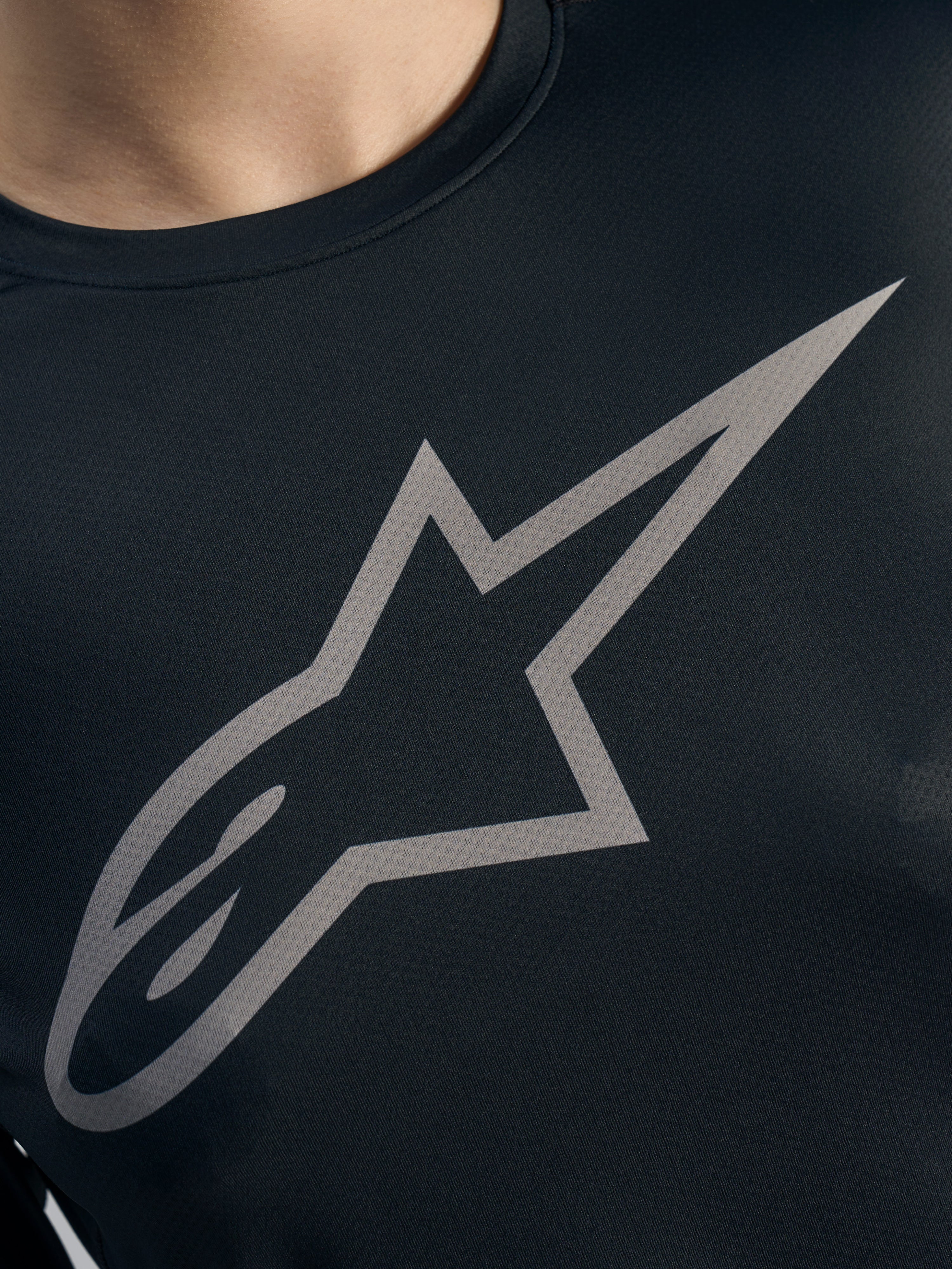 Szare logo Alpinestars na czarnej koszulce Stella A-Dura Ride LS, damski żakardowy materiał do jazdy MTB.