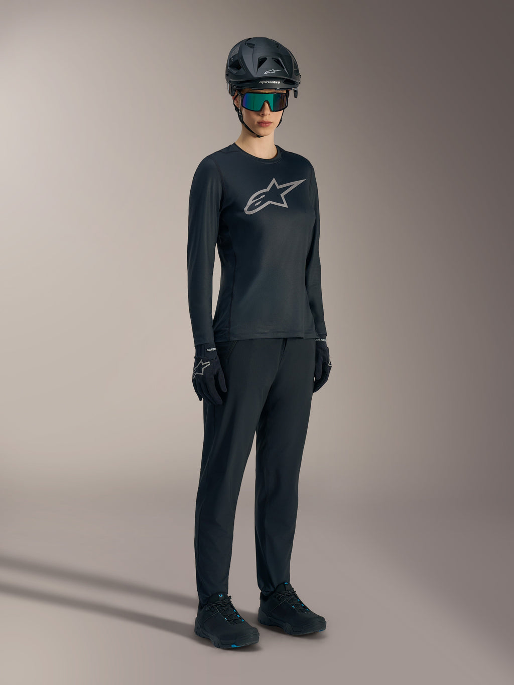 Czarna koszulka Alpinestars Stella A-Dura Ride LS, damski top MTB ze srebrnym logo Astars na klatce piersiowej.