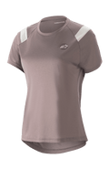 Alpinestars Stella Alps Escape Jersey, damska koszulka MTB z krótkim rękawem, kolor Sparrow Gray z białymi akcentami na ramionach, perforowane panele z siatki zapewniające oddychalność, zaokrąglony przedłużony tył, małe okrągłe logo Astar na piersi, swobodny sportowy krój do jazdy na rowerze górskim