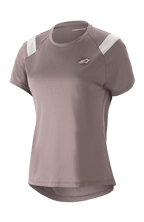 Alpinestars Stella Alps Escape Jersey, damska koszulka MTB z krótkim rękawem, kolor Sparrow Gray z białymi akcentami na ramionach, perforowane panele z siatki zapewniające oddychalność, zaokrąglony przedłużony tył, małe okrągłe logo Astar na piersi, swobodny sportowy krój do jazdy na rowerze górskim