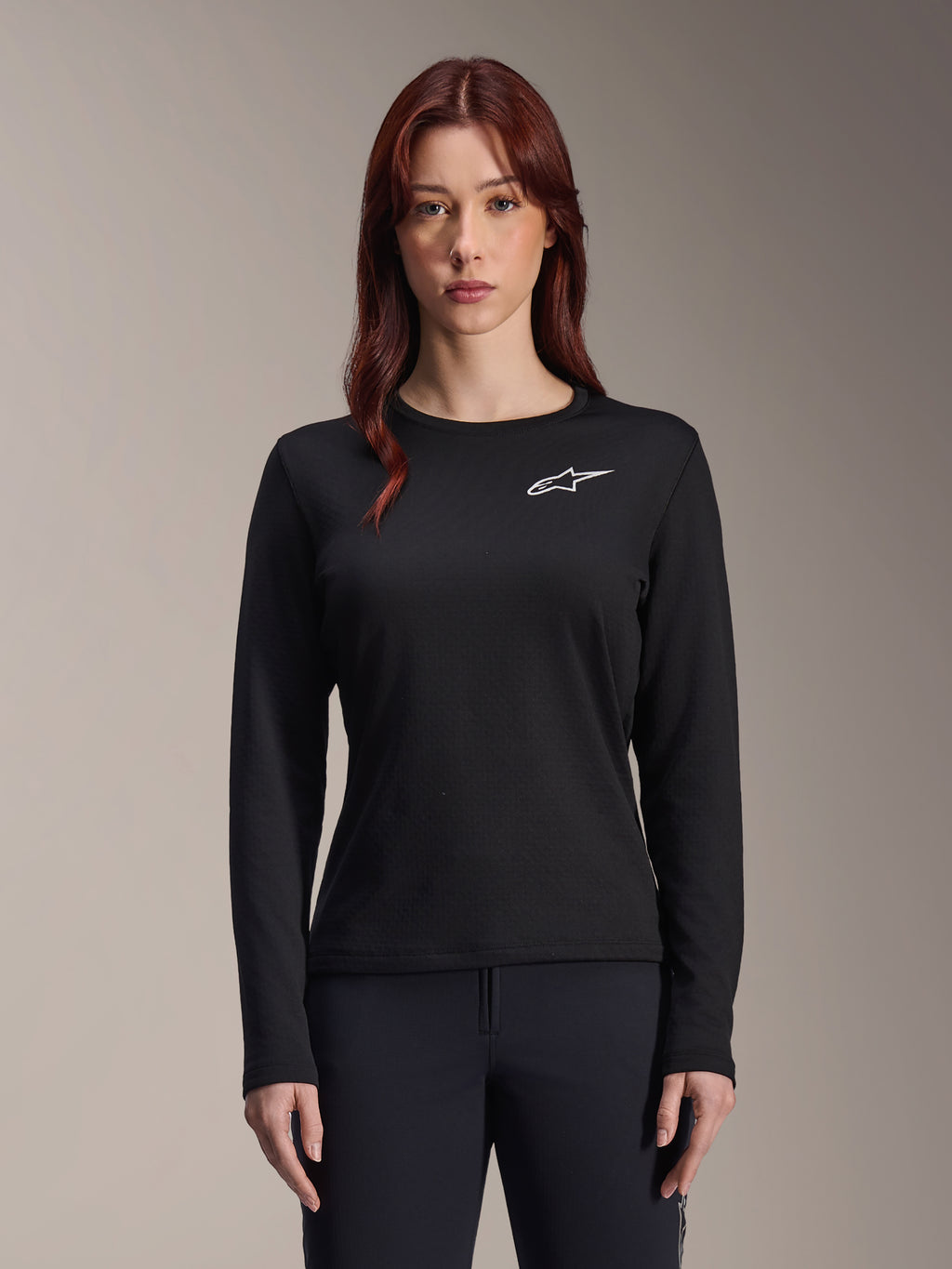 Alpinestars Stella A-Dura Thermal Jersey, damska koszulka MTB z długim rękawem, czarna z białym logo gwiazdy na piersi, lekki materiał izolacyjny na chłodne dni, zaprojektowana do nakładania warstw i zapewnienia komfortu na szlaku