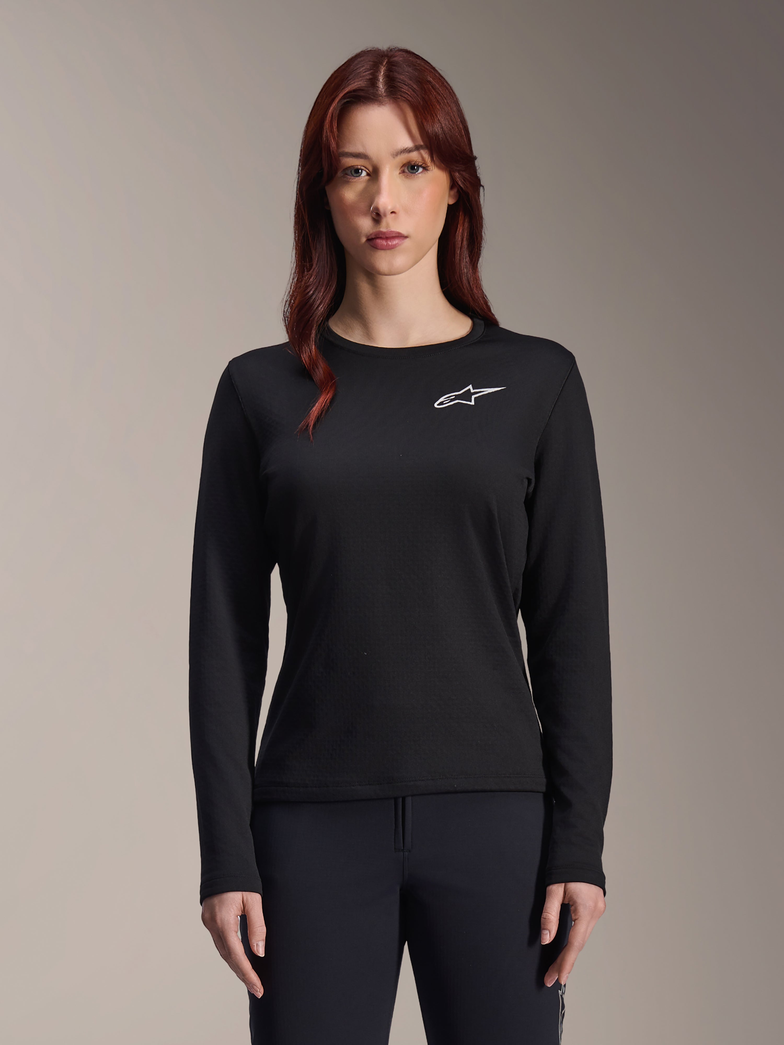 Alpinestars Stella A-Dura Thermal Jersey, damska koszulka MTB z długim rękawem, czarna z białym logo gwiazdy na piersi, lekki materiał izolacyjny na chłodne dni, zaprojektowana do nakładania warstw i zapewnienia komfortu na szlaku