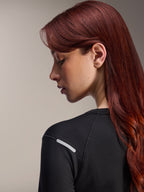 Alpinestars Stella A-Dura Thermal Jersey, damska koszulka MTB z długim rękawem, czarna, zbliżenie z boku podkreślające odblaskowy srebrny pasek na ramieniu, techniczna tkanina izolacyjna do jazdy na rowerze górskim