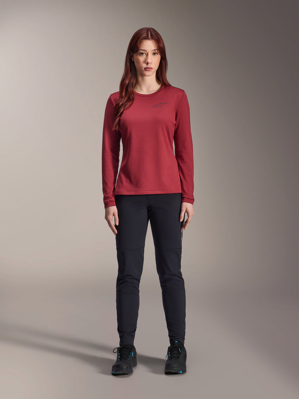 Alpinestars Stella A-Dura Thermal Pant, damskie spodnie MTB, czarne, noszone z bordową koszulką techniczną z długim rękawem, dopasowany krój termiczny do jazdy w zimne dni, wytrzymała warstwa zewnętrzna z podszewką ze szczotkowanego polaru
