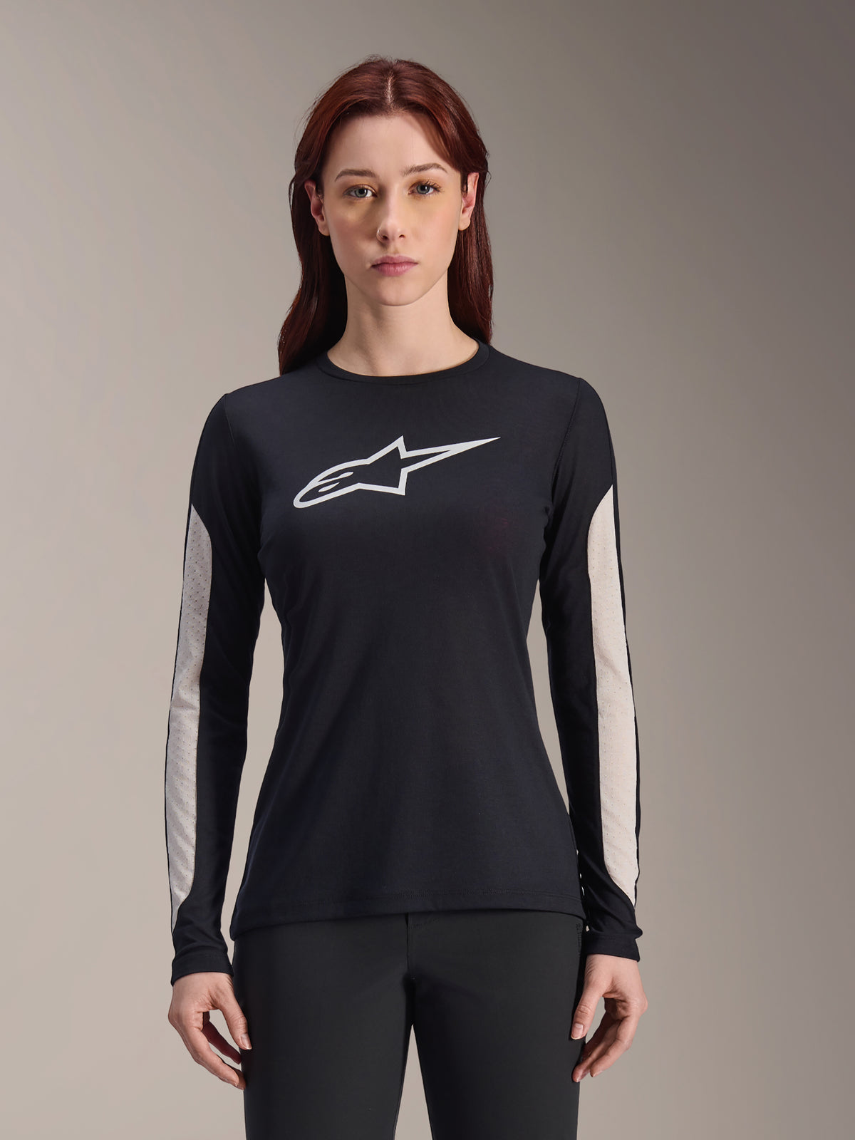 Alpinestars Stella A-Dura Dri Astar Jersey, damska koszulka MTB z długim rękawem, czarna z białym logo i jasnoszarymi panelami z siatki na rękawach, wyczynowa odzież rowerowa dla kobiet