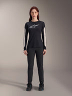 Damskie spodnie Alpinestars Stella A-Dura, czarne spodnie MTB, dedykowany damski krój i opływowy design, w zestawieniu z czarną koszulką z długim rękawem i czarnymi butami rowerowymi, wytrzymała odzież do jazdy terenowej na rowerze górskim