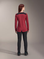 Alpinestars Stella A-Dura Dri Astar Long Sleeve Jersey, damska koszulka z długim rękawem, bordowa z czarnymi siatkowymi panelami na ramionach, techniczna odzież MTB widoczna od tyłu z czarnymi spodniami, wydłużony tył zapewniający osłonę podczas jazdy
