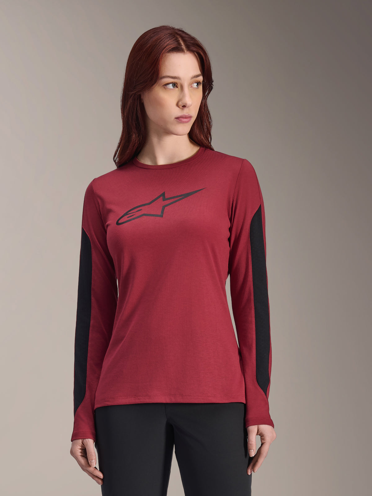 Alpinestars Stella A-Dura Dri Astar Jersey, damska koszulka z długim rękawem, bordowa z czarnymi panelami bocznymi, czarne logo na piersi, odprowadzająca wilgoć odzież do jazdy MTB, dedykowany krój dla kobiet