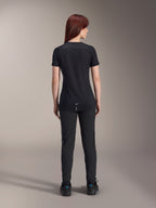 Alpinestars Stella A-Dura Dri Switch Jersey, damska koszulka rowerowa z krótkim rękawem, czarna, widok z tyłu na modelce, przedłużony tył i techniczne panele z siatki, czarne spodnie, wyczynowa odzież MTB
