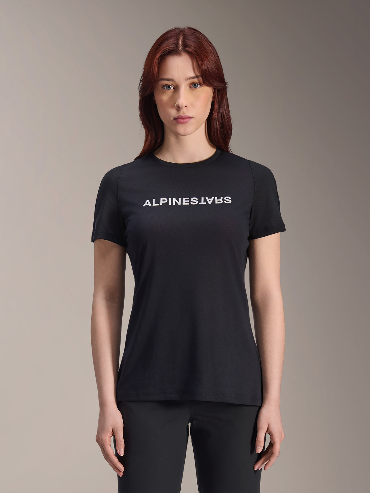 Alpinestars Stella A-Dura Dri Switch Jersey, damska koszulka MTB z krótkim rękawem, czarna z białym logo Alpinestars na piersi, sportowy krój, techniczny materiał odprowadzający wilgoć do jazdy na rowerze górskim