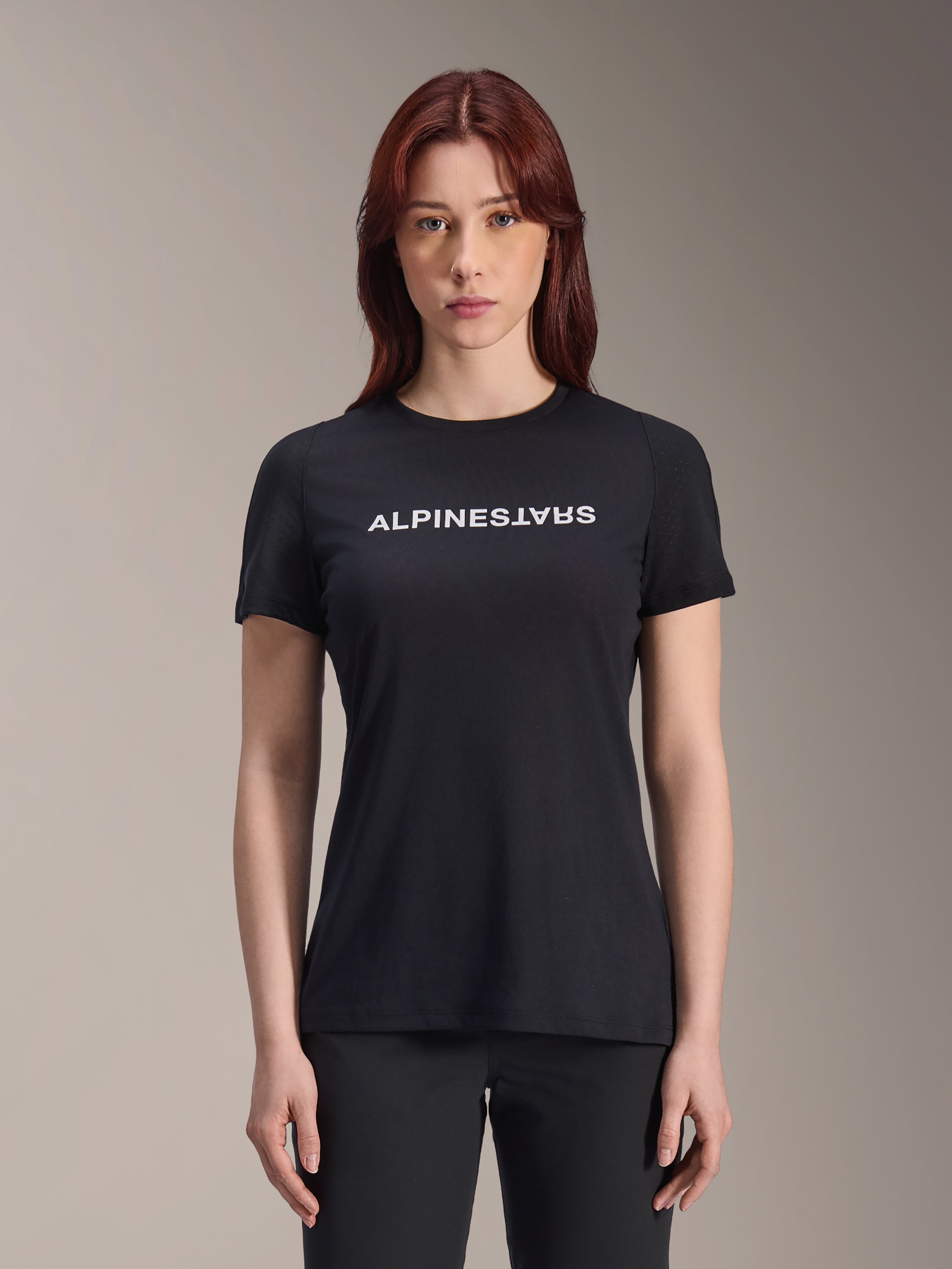Alpinestars Stella A-Dura Dri Switch Jersey, damska koszulka MTB z krótkim rękawem, czarna z białym logo Alpinestars na piersi, sportowy krój, techniczny materiał odprowadzający wilgoć do jazdy na rowerze górskim