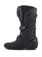 Buty Alpinestars Tech 10, czarne buty motocrossowe, widok z boku, zaawansowana konstrukcja skorupy TPU, smukły design z zapięciami na klamry i teksturowane panele ochronne dla profesjonalnej wydajności w wyścigach terenowych