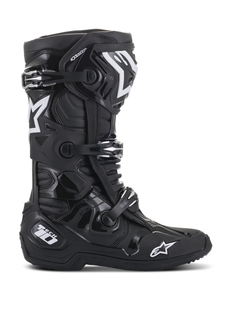 Buty Alpinestars Tech 10, buty motocrossowe, czarne, widok z profilu z białymi logotypami gwiazdy Alpinestars i oznaczeniem Tech 10, potrójny system klamer, wytrzymała skorupa TPU i konstrukcja z mikrofibry do profesjonalnych wyścigów terenowych