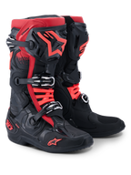 Buty Alpinestars Tech 10, buty motocrossowe, czarno-czerwone, z potrójnym systemem zapięcia na klamry, czerwonym logo gwiazdy Alpinestars na goleni i palcach, oznaczeniem DHCP na pięcie, profesjonalna konstrukcja ochronna do wyścigów terenowych