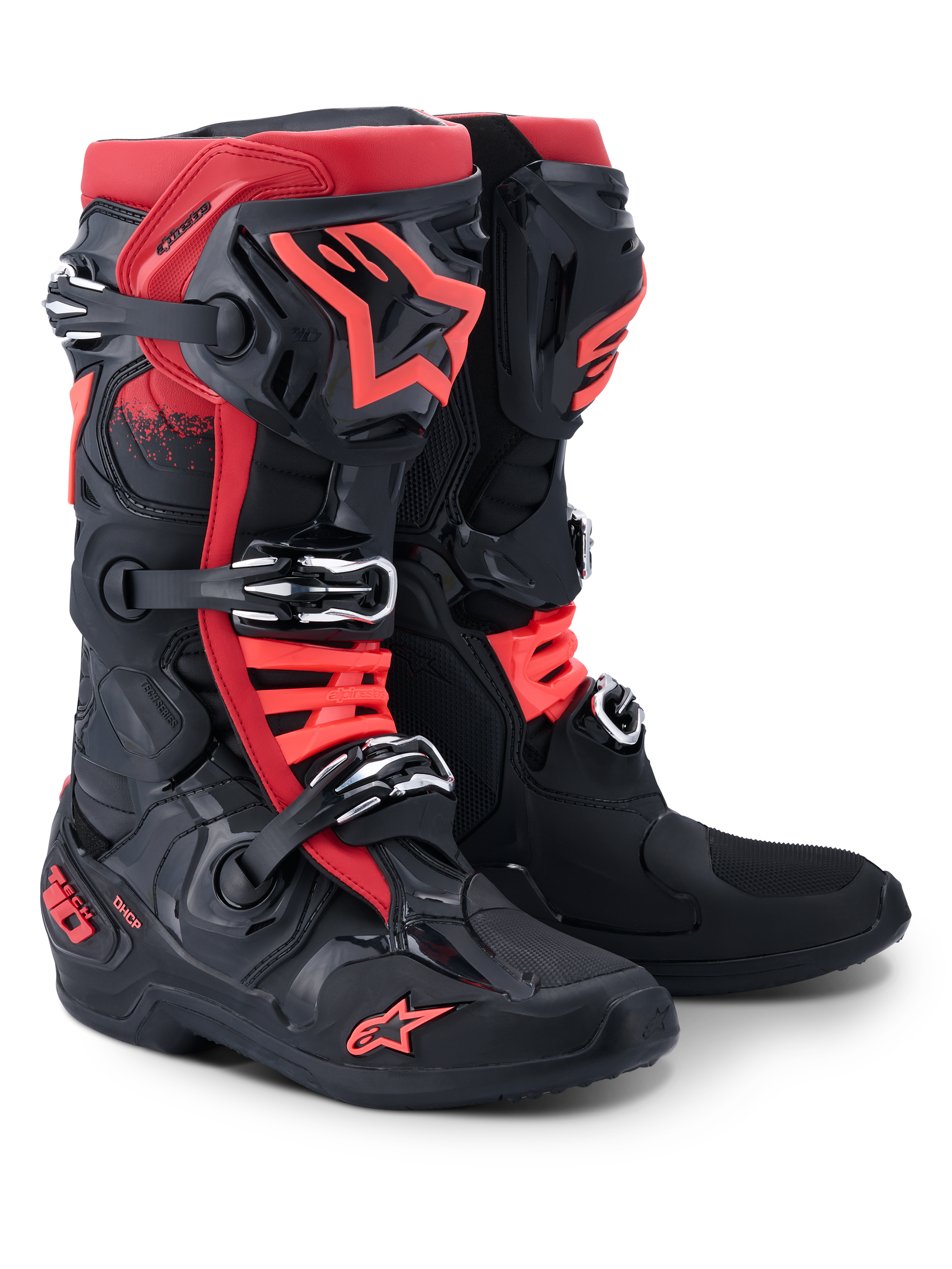 Buty Alpinestars Tech 10, buty motocrossowe, czarno-czerwone, z potrójnym systemem zapięcia na klamry, czerwonym logo gwiazdy Alpinestars na goleni i palcach, oznaczeniem DHCP na pięcie, profesjonalna konstrukcja ochronna do wyścigów terenowych