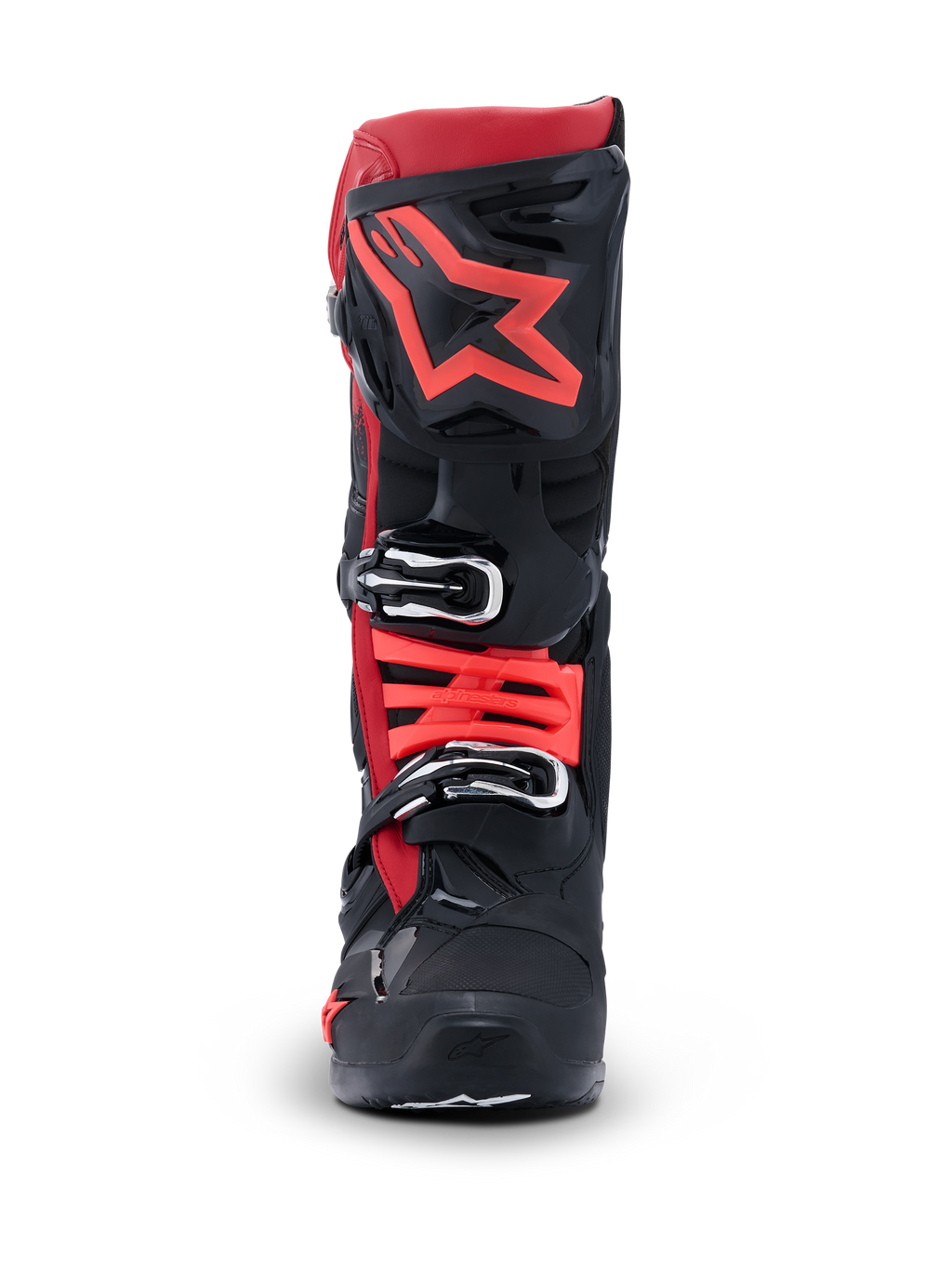Buty Alpinestars Tech 10, buty motocrossowe, czarno-czerwone, widok z przodu z dużym czerwonym logo gwiazdy na ochraniaczu goleni i srebrnymi klamrami, zaawansowany sprzęt ochronny do jazdy terenowej