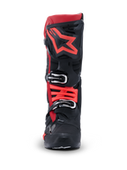 Buty Alpinestars Tech 10, buty motocrossowe, czarno-czerwone, widok z przodu z dużym czerwonym logo gwiazdy na ochraniaczu goleni i srebrnymi klamrami, zaawansowany sprzęt ochronny do jazdy terenowej